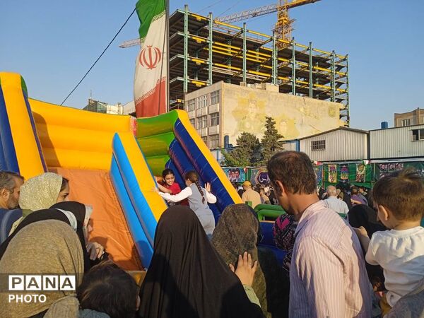  جشن بزرگ مردم در مهمانی ۱۰ کیلومتری