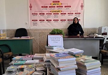 اهدای تعدادی کتاب‌های کمک‌آموزشی رایگان برای دانش‌آموزان وردنجانی 