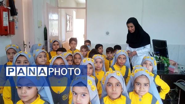 قدردانی از کارکنان خانه‌های بهداشت روستای فدافن در روز پرستار