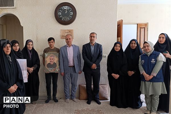 در خانه‌های روشن از یاد شهیدان، مدیر آموزش و پرورش شهرستان شهریار درس ایثار را مرور کرد