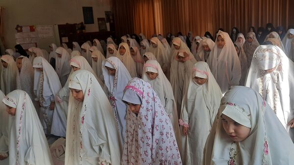 نماز جماعت در دبستان شهید رجبی۲ با حضور مسئولان اداره آموزش و پرورش ناحیه 6