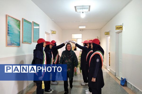 زنگ مهر و مقاومت در دبیرستان استعدادهای درخشان فرزانگان شهریار طنین‌انداز شد
