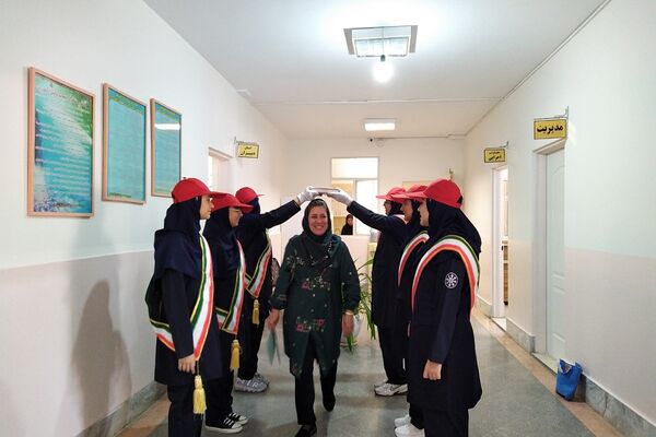 زنگ مهر و مقاومت در دبیرستان استعدادهای درخشان فرزانگان شهریار طنین‌انداز شد
