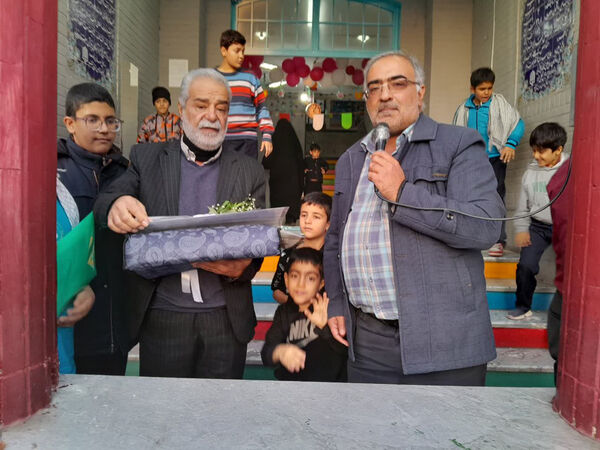 تقدیر دانش‌آموزان یک مدرسه در قم از پدر شهید کریمی