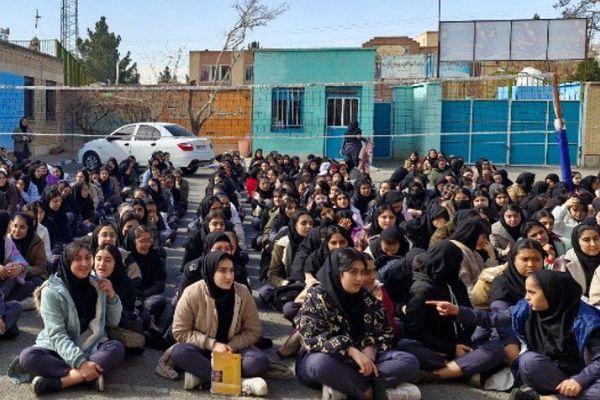 تجلیل از دانش آموزان برتر دبیرستان تاجیک بهارستان‌۲