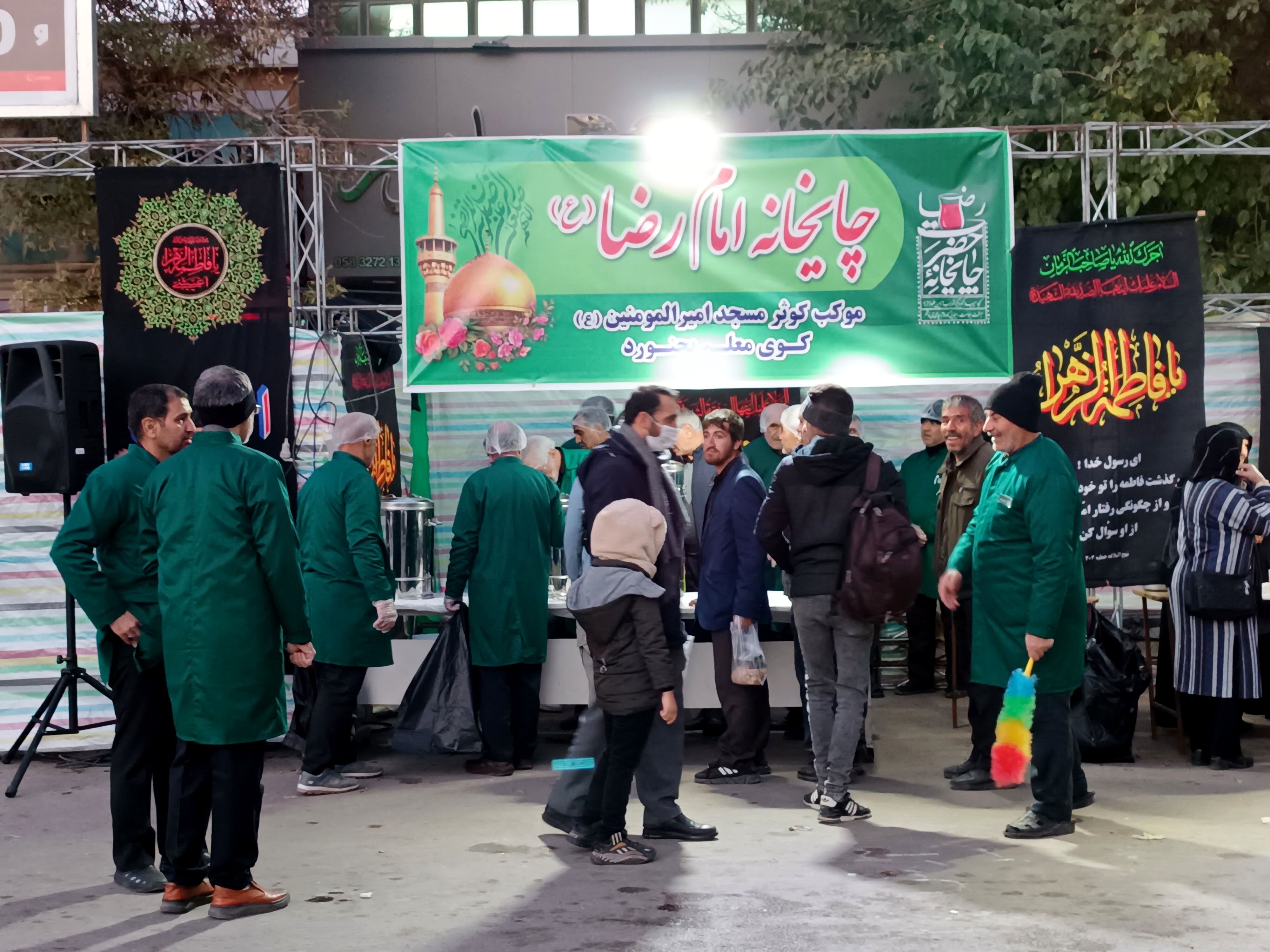 برپایی چایخانه امام رضا(ع) در موکب کوثر مسجد امیرالمومنین (ع) در بجنورد