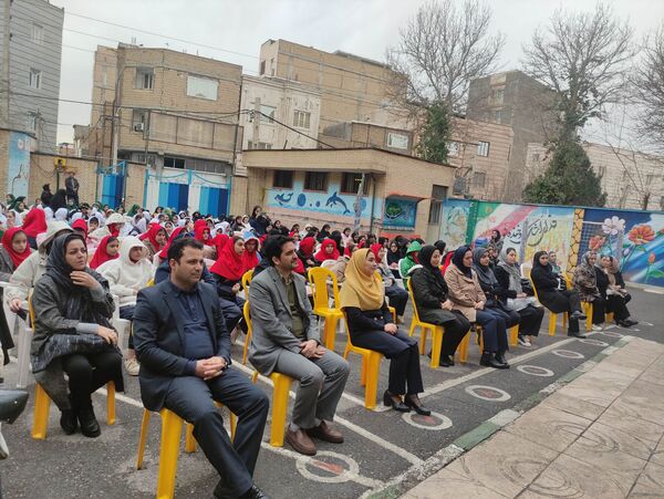 تقدیر از رتبه‌های برتر درسی در دبیرستان سپاهان بهارستان‌دو