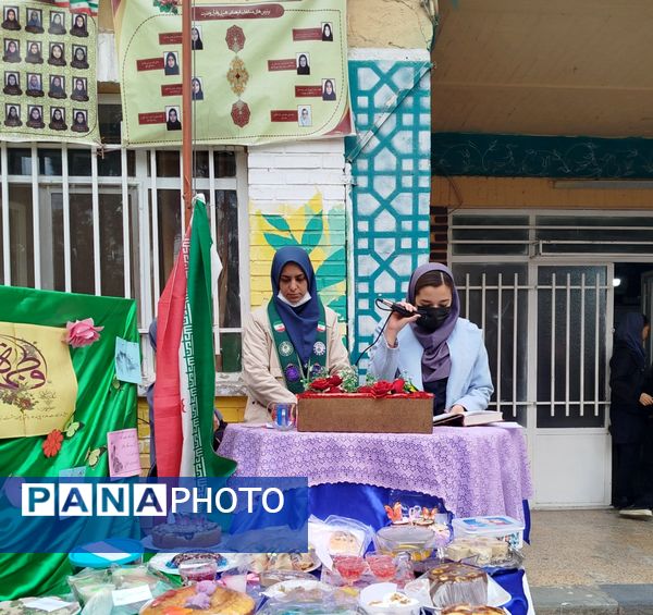 جشن روز مادر و جشنواره کیک و دسر در دبیرستان دخترانه دانشور ۲ 