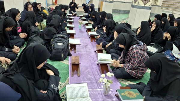 محفل قرآنی همراه با صبحانه سالم در دبیرستان فرزانگان ۲