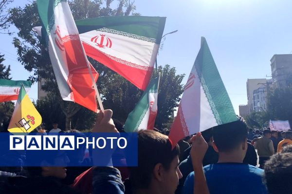 حضور دانش‌آموزان مدرسه نمونه‌‍دولتی استاد مطهری در راهپیمایی ۱۳ آبان