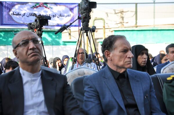آیین نواختن زنگ مهر در دبیرستان فرزانگان کرمانشاه 
