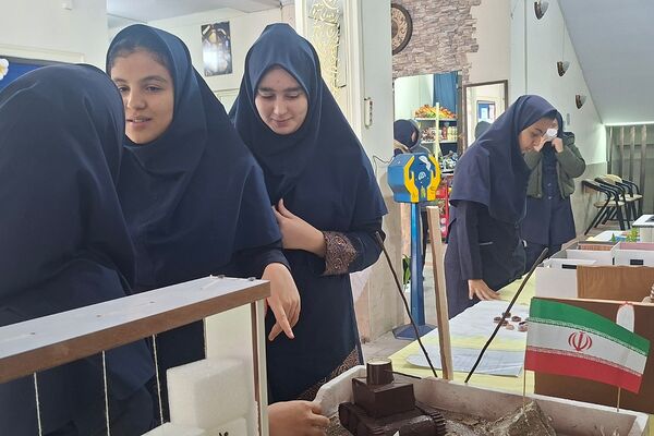 نمایشگاه دست‌سازه‌های دانش‌آموزی مدرسه نمونه دولتی ارشاد قرچک