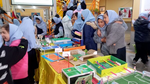 نمایشگاه دست‌سازه‌های دانش‌آموزان در هفته تربیت‌بدنی