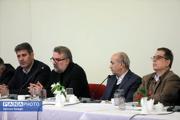 نشست معاون اول رئیس جمهور با جمعی از هنرمندان موسیقی، تئاتر و هنرهای تجسمی