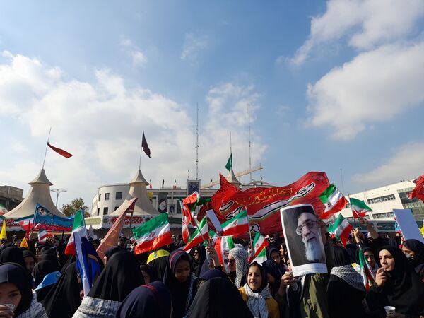 طنین فریاد «مرگ بر آمریکا» در میدان شهدا با حضور دانش‌آموزان شاهد ارض‌اقدس