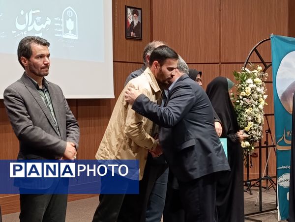 مراسم تقدیر از دانش‌آموزان و مدیران مدارس فعال در طرح گام‌های عاشقی