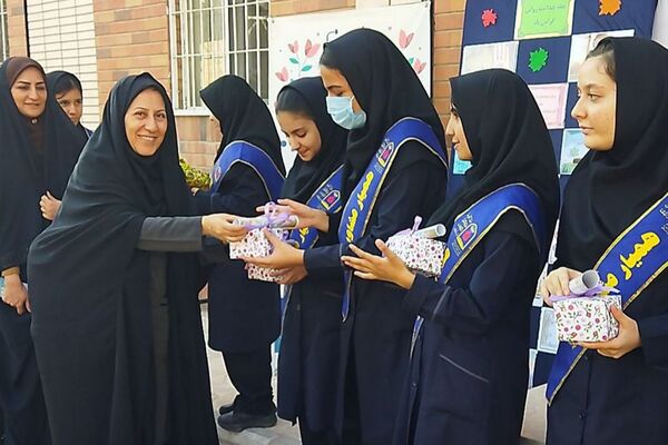 برگزاری انتخابات همیار مشاور در دبیرستان بانو عفت آهنگری ناحیه یک شهرری