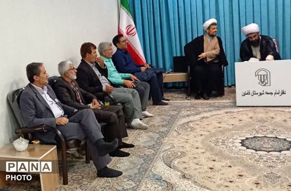 دیدار مسئولان و فعالان فرهنگی فامنین با امام‌جمعه 