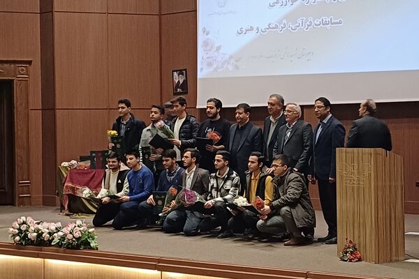 برگزاری آیین تجلیل از دانش‌آموزان برتر دبیرستان شهید هاشمی نژاد یک
