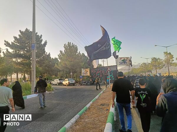 رقص پرچم‌ها در باد عزای کاشمر هم‌صدایی آسمان با زائران