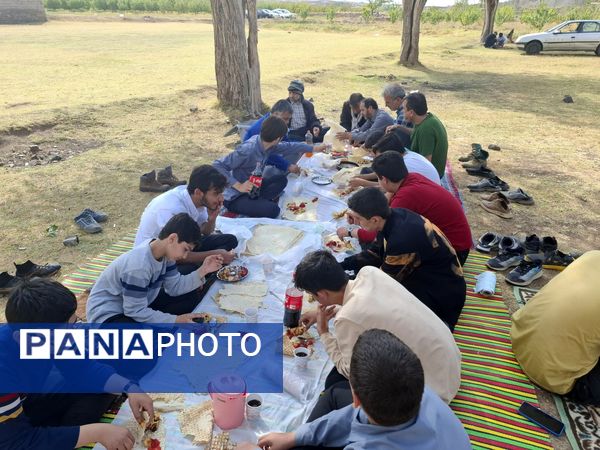 قابی صمیمی از مهرورزی و همکاری دانش‌آموزان در دل طبیعت آیواز 