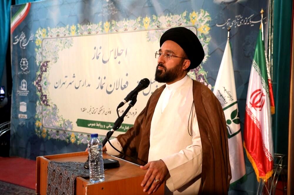 غفلت از تربیت دینی نسل آینده، جوانان را با چالش‌های جدی مواجه می‌کند