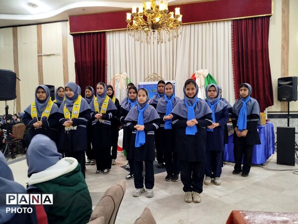 مراسم تقدیر و تشکر از دانش آموزان برتر درسی، اخلاقی و نماز جماعت در دبیرستان دخترانه دانشور 2 