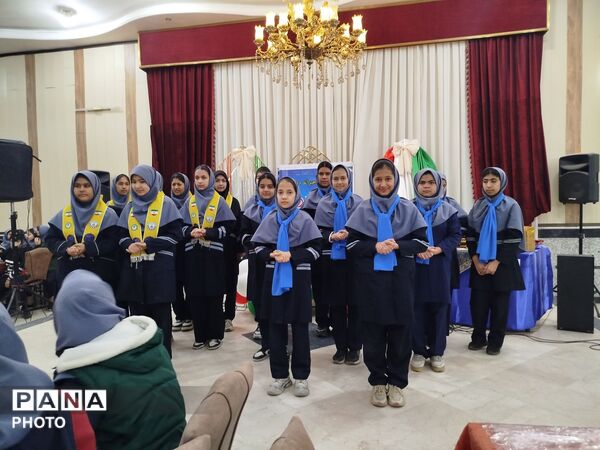 مراسم تقدیر و تشکر از دانش آموزان برتر درسی، اخلاقی و نماز جماعت در دبیرستان دخترانه دانشور 2 