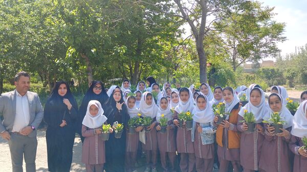 بازدید دانش‌آموزان مدرسه ایران از فضای سبز شهرداری ملارد به مناسبت روز زمین پاک