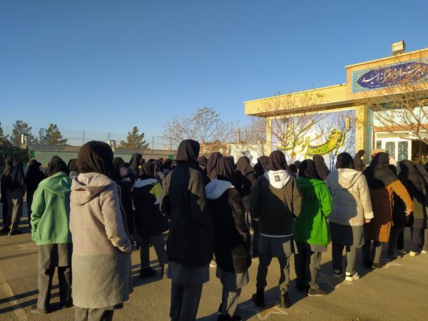 مراسم صبحگاه در دبیرستان دخترانه امید 