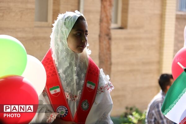 جشن شکوفه‌ها در دبستان ۲۲ بهمن یزد