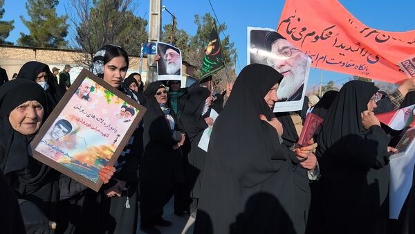 راهپیمایی مردم شهرستان بام و صفی آباد در محکومیت و اعلام مخالفت خود نسبت به جنایات ترورسیتی اخیر در کشور