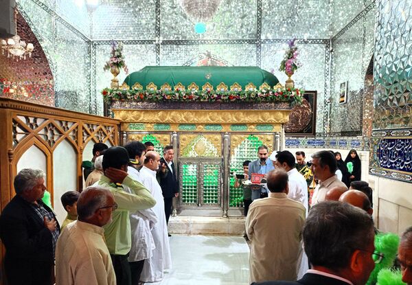 غبارروبی مزار امامزاده سید حمزه کاشمر