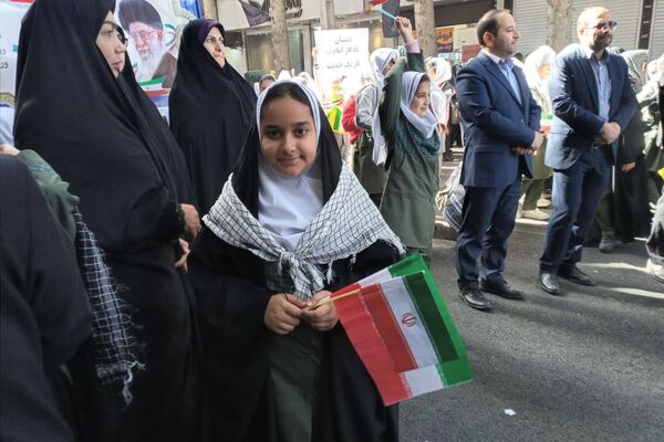 حضور پرشور دختران و پسران شهریار در روز استکبار ستیزی