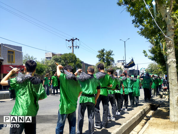 طنین نوای «یا حسین(ع)» با حرکت دسته‌های عزاداری سرابی در تویسرکان