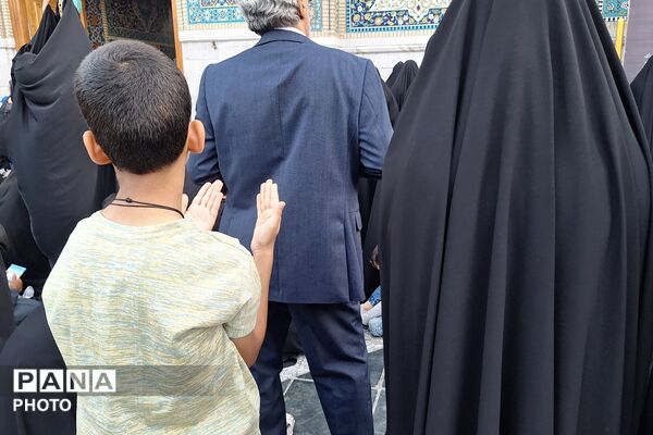 نجوای عاشقانه زائران در روز عرفه؛ مشهد الرضا غرق در زمزمه‌های بندگی