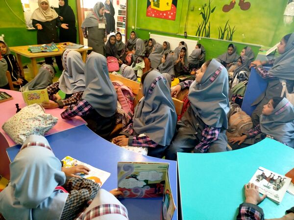 بازدید دانش‌آموزان دبستان ثنایی نوخندان از کتابخانه میرنیا 