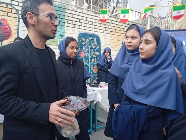 برپایی بازارچه دانش آموزی در دبیرستان دکتر جواد حداد۲ 