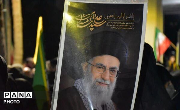 هم‌نشینی آرام کنار مزار شهید گمنام