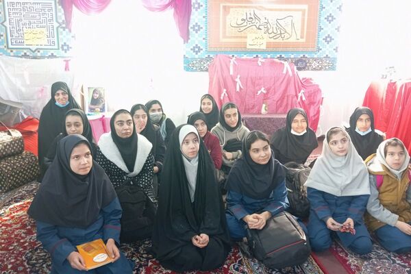 حضور دانش آموزان دبیرستان دخترانه دانش نیا در نمایشگاه صنایع دستی حوزه علمیه 