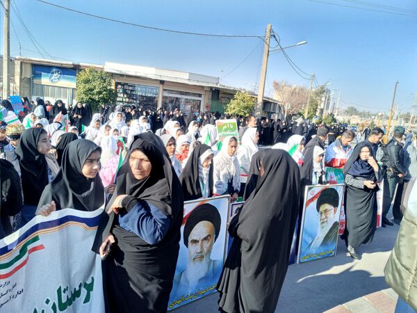حضور دانش‌آموزان بخش سراب میمه در راهپیمایی۲۲بهمن 