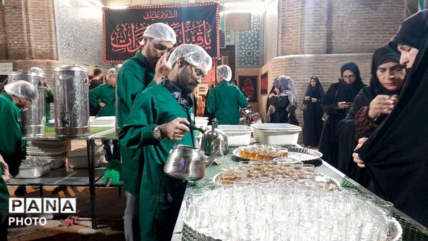 فعالیت چایخانه حضرت زهرا(س) در شب چهارم محرم 