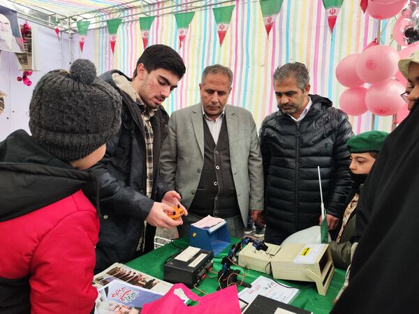 خلاقیت و نشاط دانش‌آموزی در غرفه‌های آموزش و پرورش در مسیر راهپیمایی ۲۲ بهمن