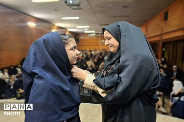 مراسم اعطای نشان سمپاد به دانش آموزان فرزانگان ورامین
