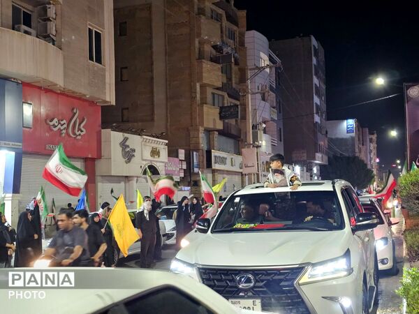 حضور گسترده مردم در سالگرد چهلمین روز درگذشت رهبر شهید در خیابان‌های شهر بندرعباس
