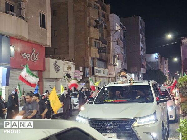حضور گسترده مردم در سالگرد چهلمین روز درگذشت رهبر شهید در خیابان‌های شهر بندرعباس