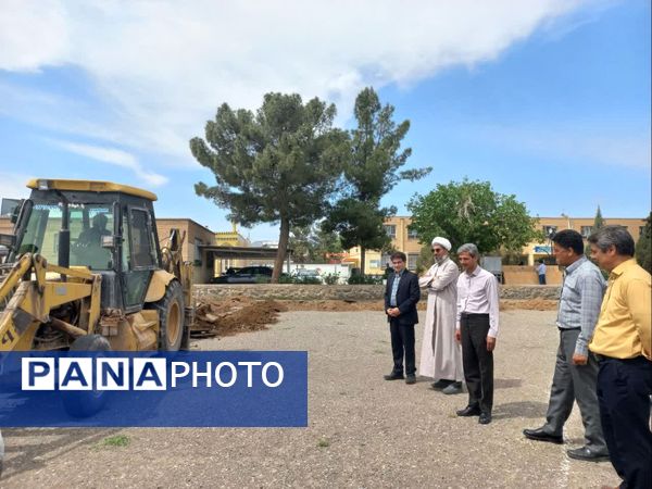 آغاز ساخت زمین چمن مصنوعی در دبیرستان نمونه دولتی دانش