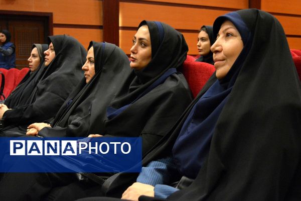 آیین تجلیل از برگزیدگان حوزه مشاوره و پیشگیری از آسیب‌های اجتماعی بهارستان‌دو