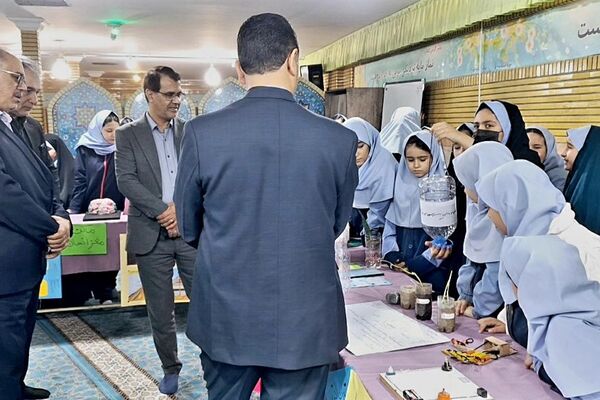 نمایشگاه پژوهش به مناسبت هفته پژوهش در دبستان حکمت نبوی ناحیه دو شهرری 