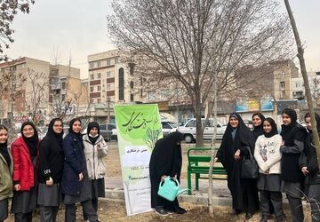 کاشت نهال توسط دانش‌آموزان دبیرستان سمیه